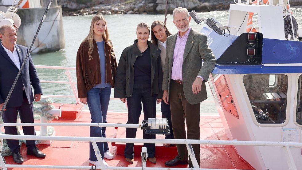 Spaniens Königin Letizia ist bei einem Besuch im nordspanischen Llanes auf einem Fischerboot ausgerutscht. Foto: Raúl Terrel/EUROPA PRESS/dpa