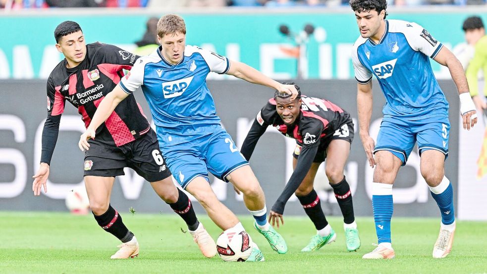 Hoffenheims Alexander Prass wurde am Ball unter Druck gesetzt. Foto: Uwe Anspach/dpa