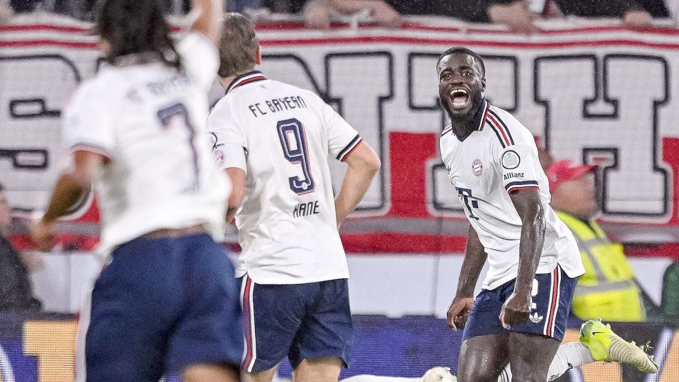 Hat gut lachen: Bayern-Verteidiger Dayot Upamecano feiert sein Tor zum 1:0. Foto: Harry Langer/dpa