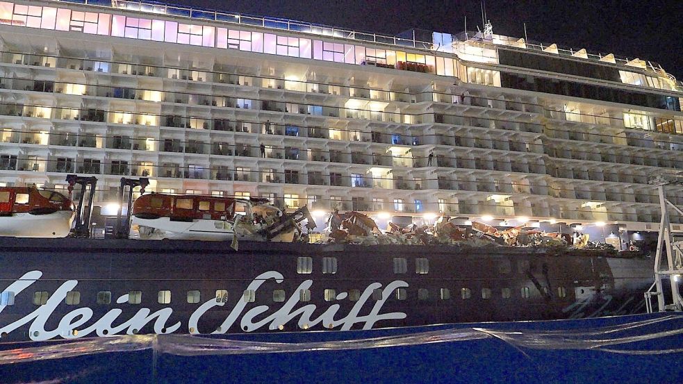 Das Kreuzfahrtschiff „Mein Schiff 3“ ist in Bremerhaven mit zwei Containerschiffen zusammengestoßen.  Foto: Jörn Hüneke/dpa