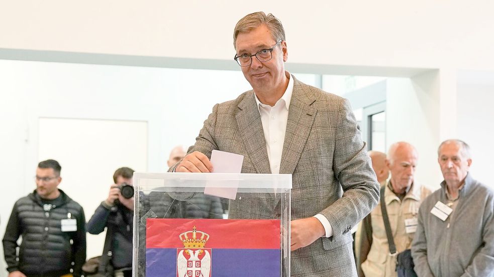 Langzeitherrscher Aleksandar Vucic muss um den Erhalt der Macht bangen.  Foto: Darko Vojinovic/AP/dpa