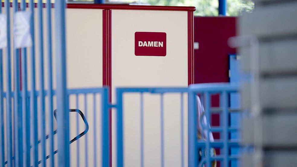 Was geschah im Juni 2025 in diesem Freibad? Vor dem Amtsgericht Gelnhausen beginnt der Prozess gegen zwei Männer. (Archivbild) Foto: Boris Roessler/dpa