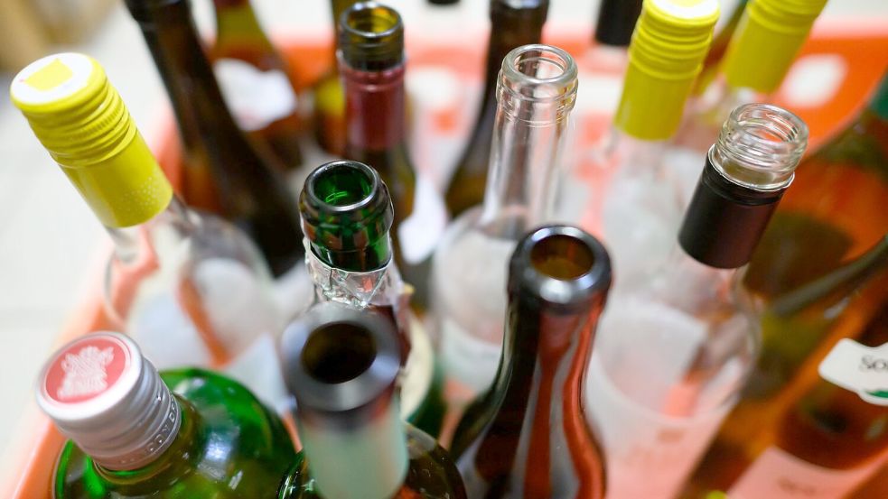 Exzessiver Alkohol-Konsum kann ein Warnsignal sein. (Symbolbild) Foto: Robert Michael/dpa