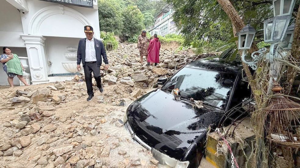 Auch beliebte Urlaubsorte waren von den Folgen des Starkregens betroffen. Foto: Uncredited/Phuket province’s Public via AP Relations Department/dpa