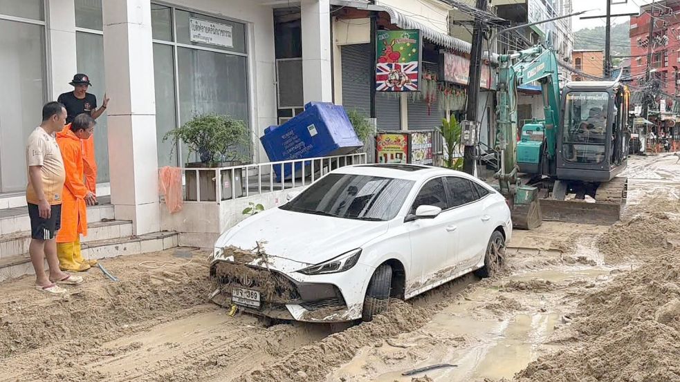 Viele Straßen auf Phuket waren von Schlamm und Geröll bedeckt. Foto: Uncredited/Phuket province’s Public Relations Department via AP/dpa