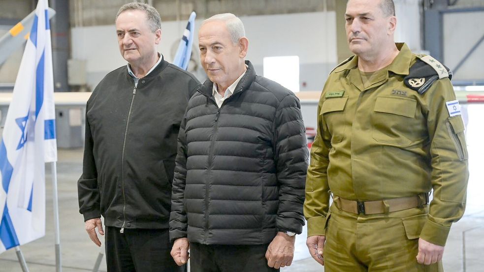 Der israelische Ministerpräsident Benjamin Netanjahu (M) besucht den Luftwaffenstützpunkt Palmachim in Begleitung des israelischen Verteidigungsministers Israel Katz (l) und des Generalstabschefs der IDF, Generalleutnant Ejal Zamir. (Archivbild) Foto: Maayan Toaf/Israel Gpo/ZUMA Press Wire/dpa