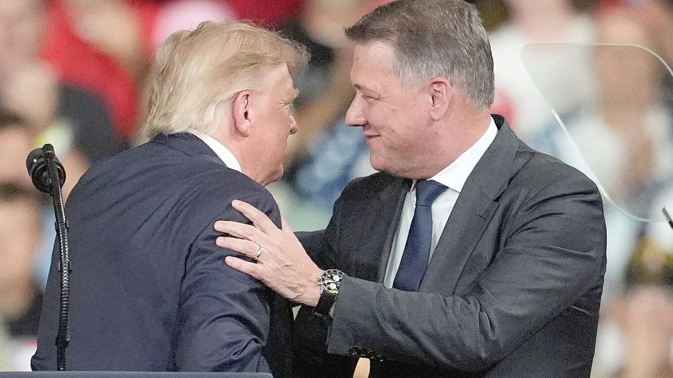US-Präsident Donald Trump holte Audi-Chef Gernot Döllner bei einer Wahlkampfveranstaltung in Georgia auf die Bühne. Foto: dpa/Mike Stewart