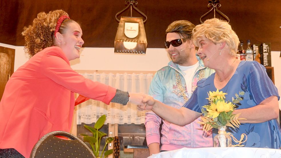 Die Theaterspieler der Osterfehntjer Spölkoppel feierten am Freitagabend eine gelungene Premiere mit ihrem neuen plattdeutschen Stück. Es wird aufgrund eines Trauerfalls jedoch der einzige Auftritt in diesem Jahr bleiben. Foto: Holger Weers