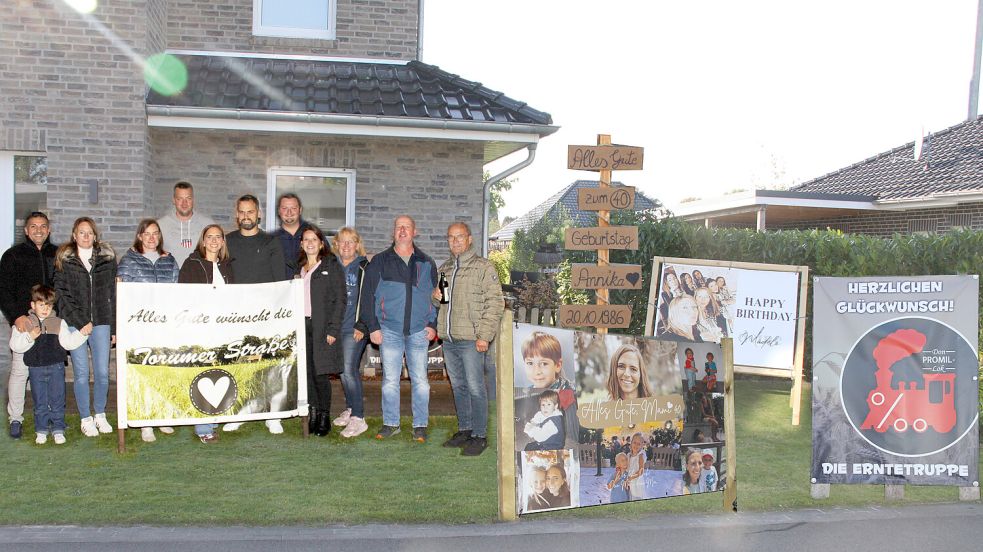 Über diese gelungene Überraschung zum 40. Geburtstag durfte sich Annika Hillmer in Großwolderfeld freuen: Nachbarn, Familie und Freunde sorgten mit Schild und Ausschmückungen für einen besonderen Ehrentag. Foto: privat