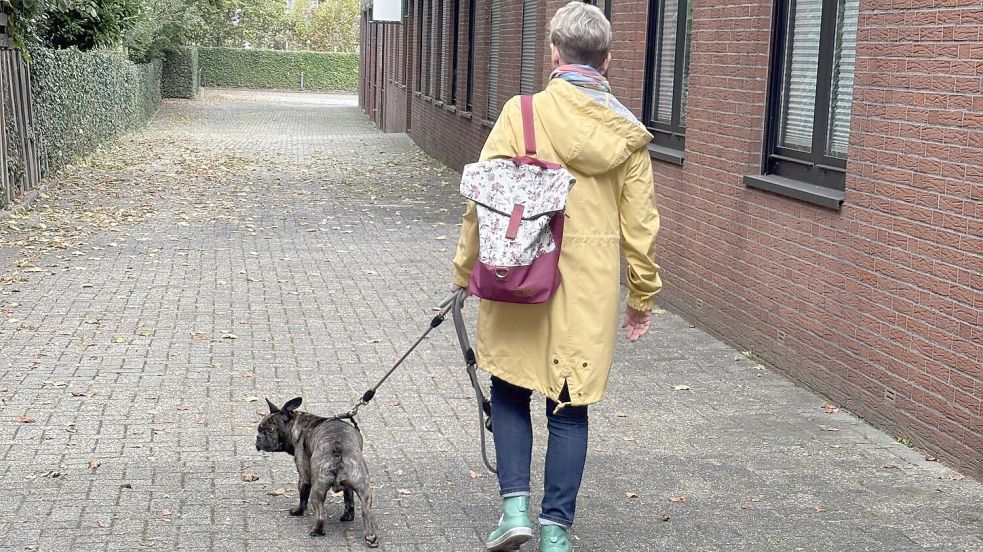 Eine Frau geht mit ihrem Hund spazieren. Nach einem gemeldeten Zwischenfall verweist die Gemeinde Rhauderfehn auf die Regeln des Hundegesetzes. Symbolfoto: Horst Kruse