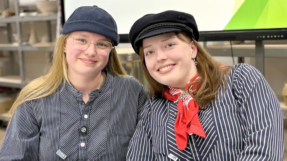 Fischerhemden und passende Kopfbedeckungen: Jantje Saathoff (links) und Julia Barwig haben sich für den letzten Abend ihres Plattdeutschkurses in Wiesmoor passend zum Thema gekleidet. Foto: Nicole Böning