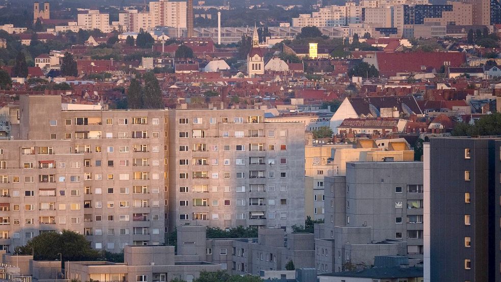 In Berlin fehlen Wohnungen und nicht nur dort. Doch kann das Land Wohnungskonzerne zwingen, sie abzugeben? Und könnte der Bund das Land daran hindern? (Archivbild) Foto: Sebastian Gollnow/dpa