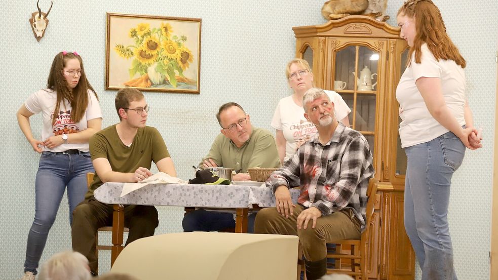 Die Theatergruppe Sedelsberg brachte mit dem plattdeutschen Stück „Fastföhrt“ im Canisiushaus ein turbulentes Verwirrspiel auf die Bühne. Foto: Hans Passmann