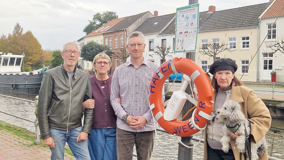 Hans Hermann Trütken (von links), Elke Rathay, Frank Wolthuis und Anguela Trütken sprechen sich für eine Einbahnstraße Am Hafen rechts aus und fordern eine gewisse Kompromisbereitschaft vom Hafen 55-Wirt Hilmar Bockhacker. Foto: Tatjana Gettkowski