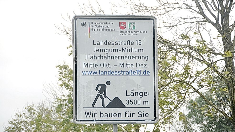 Das Schild kündigt die Arbeiten bereits für Mitte Oktober an. Jetzt verzögert sich der Baustart aber, wie die Niedersächsische Landesbehörde für Straßenbau und Verkehr in Aurich mitgeteilt hat. Losgehen soll es jetzt am Montag, 2. November 2026. Foto: Bodo Wolters