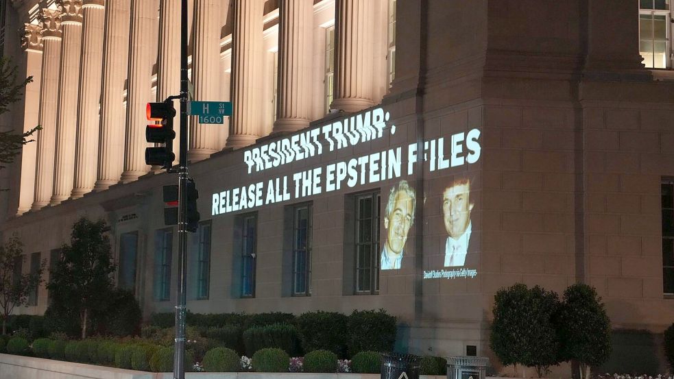 Das Gezerre rund um die Veröffentlichung der Epstein-Akten hat US-Präsident Trump unter Druck gesetzt. (Archivbild) Foto: Andrew Leyden/ZUMA Press Wire/dpa