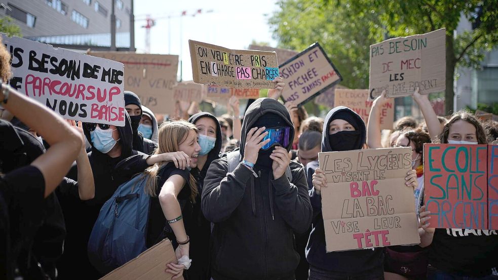 Seit Wochen demonstrieren die Schülerinnen und Schüler (Archivbild).  Foto: Laurent Cipriani/AP/dpa