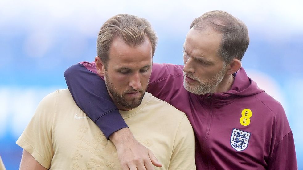 Für Englands Nationaltrainer Tuchel (r.) ist Kane unverzichtbar.  Foto: Bradley Collyer/PA Wire/dpa