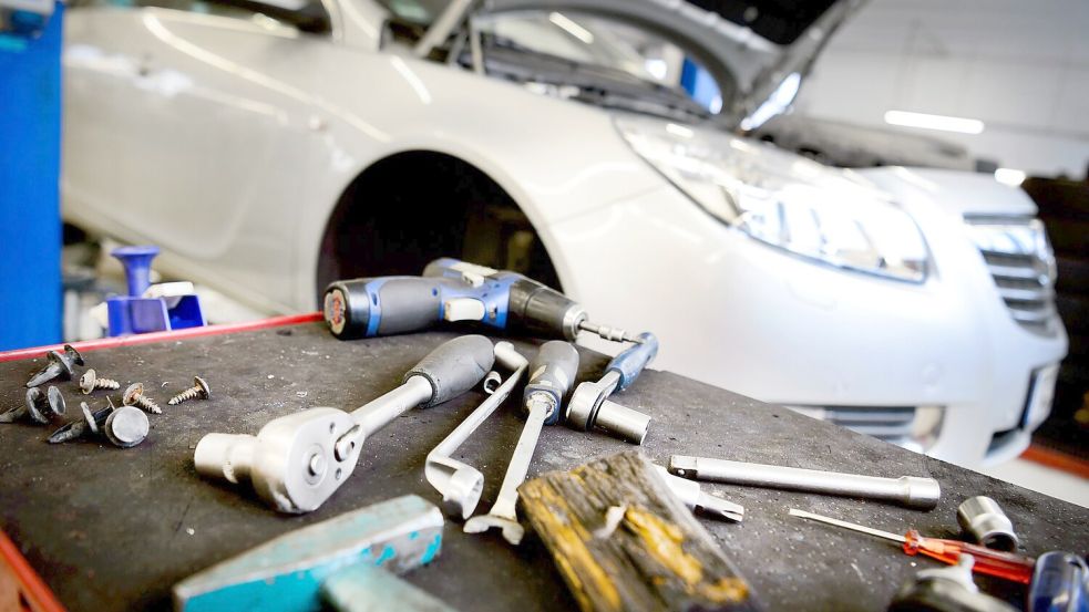 Die Reparaturkosten für Autos sind in den vergangenen Jahren sehr stark gestiegen, zum Leidwesen von Autofahrern und Versicherern. (Symbolbild) Foto: Sina Schuldt/dpa