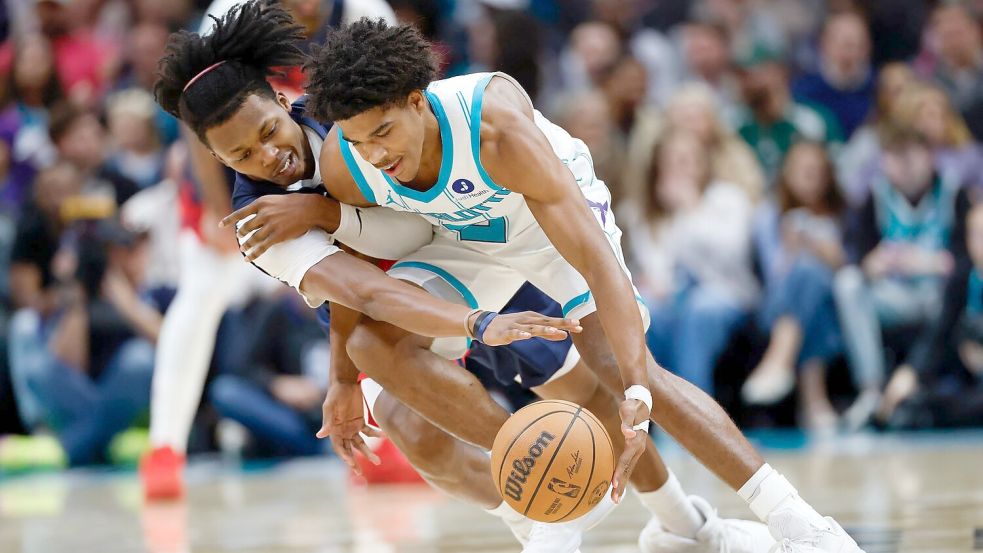 Christian Anderson (r.) spielt seine erste Saison in der NBA. Foto: Nell Redmond/AP/dpa