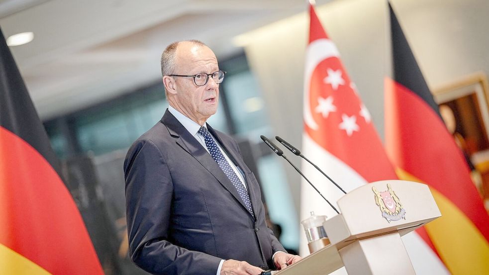 Bundeskanzler Friedrich Merz (CDU) wirbt bei einem Besuch in Singapur für einen Ausbau der Handelsbeziehungen.  Foto: Kay Nietfeld/dpa