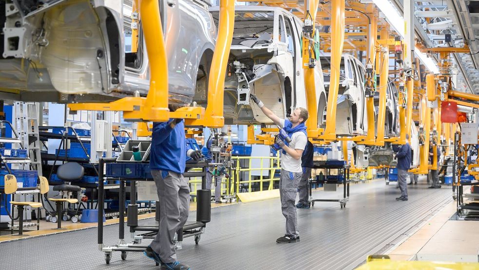 Ein Angebot der Arbeitgeber in der Metall- und Elektroindustrie liegt vor. (Archivbild) Foto: Julian Stratenschulte/dpa