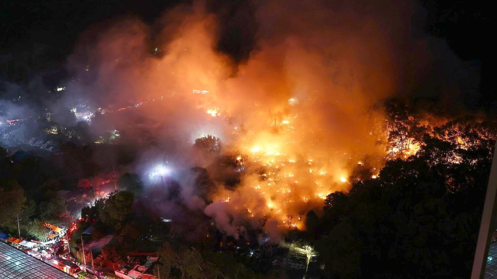 Ein Großbrand wütet im Dorf Guryong, einem der letzten Slums in Seoul. Foto: Uncredited/NEWSIS via AP/dpa