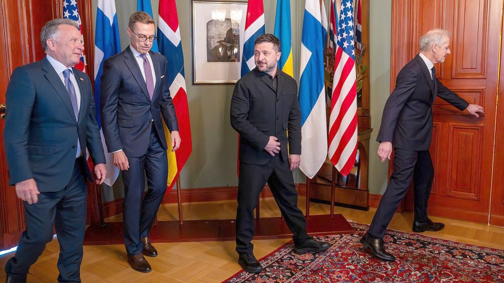 Das Telefonat des norwegischen Ministerpräsidenten Jonas Gahr Støre (r) und des finnischen Präsidenten Alexander Stubb (2. von links) mit Kremlchef Wladimir Putin kam auch unter US-Vermittlung zustande. (Archivbild) Foto: Heiko Junge/Pool NTB/AP/dpa