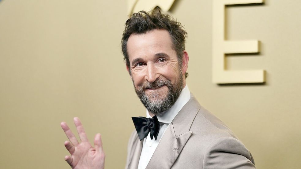 Kürzlich erst gewann Noah Wyle einen weiteren Emmy für seine Rolle in der Krankenhausserie „The Pitt“. (Archivbild) Foto: Richard Shotwell/Invision/AP/dpa