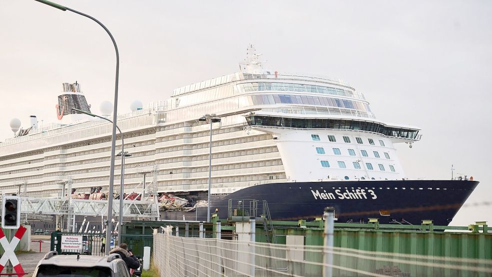 Nach dem Unfall kehrte die „Mein Schiff 3“ wieder zum Kreuzfahrterminal zurück. Foto: Sina Schuldt/dpa