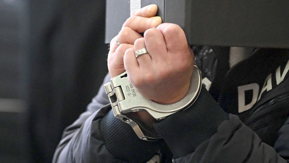Den Angeklagten drohen lange Haftstrafen.  Foto: Julian Stratenschulte/dpa