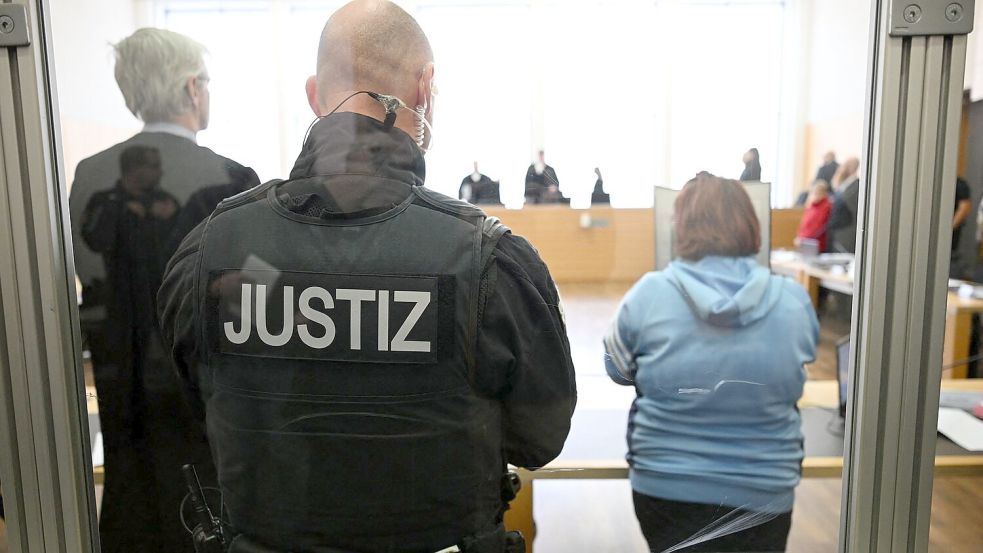 Die Foltervorwürfe sind im Gerichtssaal nur schwer zu ertragen.  Foto: Julian Stratenschulte/dpa