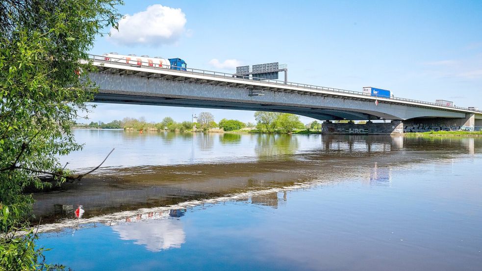Für die Einrichtung der letzten Bauphase, muss die Weserbrücke für Autofahrer gesperrt werden. Foto: Sina Schuldt/dpa