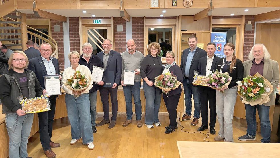 Für die scheidenden Ratsmitglieder gab es Blumen und kleine Geschenke: (von links) Lars Bernemann, Gerd Henken, Monika Knelangen, Hermann Plaggenborg,Thomas Otto, Henning Stoffers, Marion Perk, Nicole Klären, Martin Griep, Alexander Nebert, Michelle Hermes und Georg Tebben. Foto: Romy Jochens