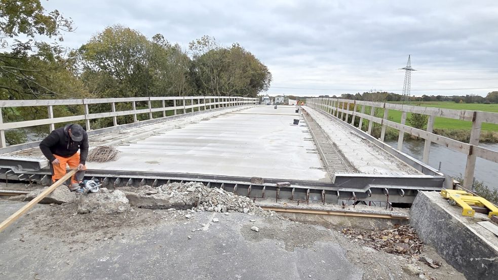 Die Betondecke ist schon auf der Brücke über dem Polder-Hauptkanal und die Arbeiten gehen weiter. Foto: privat