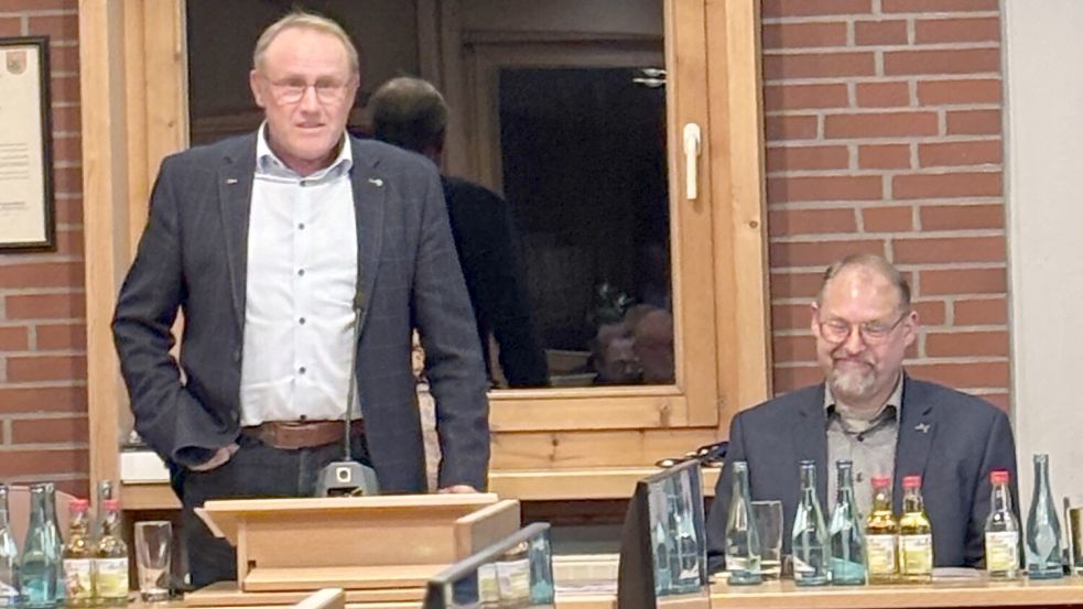 Der Ratsvorsitzende Gerd Henken (links) und Bürgermeister Thomas Otto während der Sitzung des Gemeinderates am Montag, 26. Oktober 2026, in Ramsloh. Foto: Romy Jochens