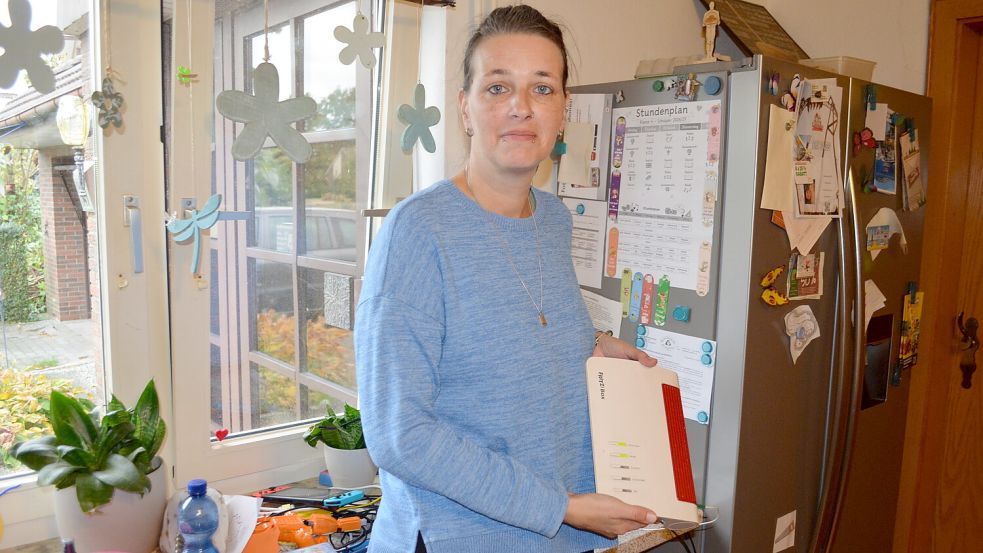 Julia Wahlmann hat in ihrem Haushalt an der 3. Südwieke in Rhauderfehn seit Wochen kein Internet. Inzwischen hat sie den Router, den sie hier in den Händen hält, zwecks Umtausch beim Hersteller eingeschickt. Foto: Astrid Fertig