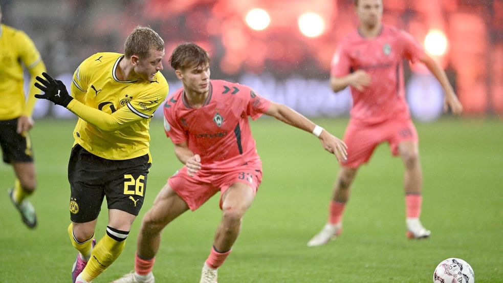 Lieferten sich eine umkämpfte Partie: Borussia Dortmund und der SV Werder Bremen. Foto: Fabian Strauch/dpa