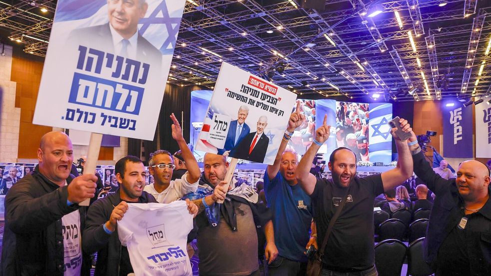 Anhänger der Likud-Partei von Regierungschef Benjamin Netanjahu feiern, weil erste Prognosen die Partei vorne sehen.  Foto: Olivier Fitoussi/dpa
