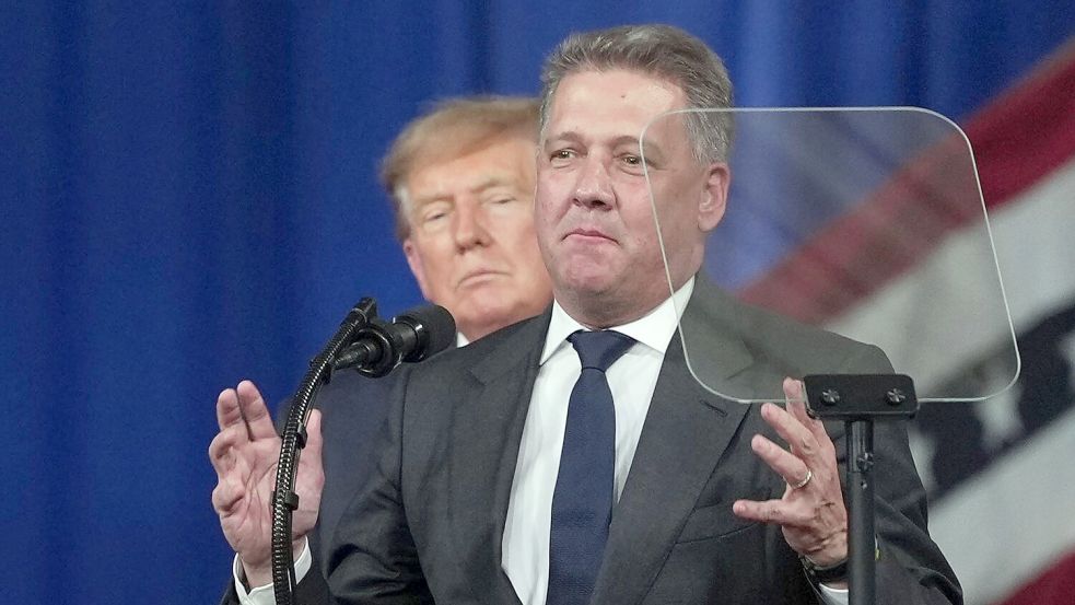 Donald Trump lud Döllner auf die Bühne ein - viele Menschen sehen es kritisch, dass er annahm. (Archivbild) Foto: Mark Schiefelbein/AP/dpa