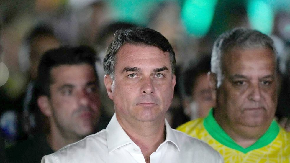 Flavio Bolsonaro soll Brasilien verlassen haben (Archiv) Foto: Eraldo Peres/AP/dpa