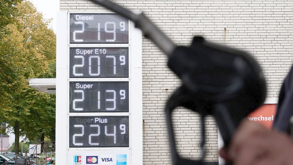 Ob tanken zuletzt billiger oder teurer geworden ist, kommt auf den Kraftstoff an. (Archivbild) Foto: Sina Schuldt/dpa