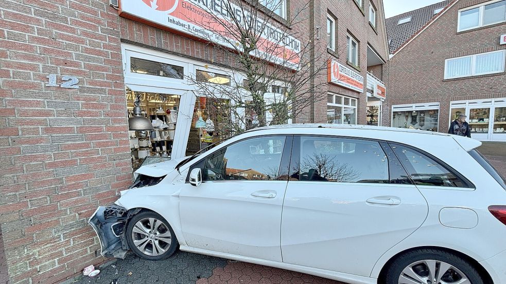 Der 90-jährige Fahrer wurde leicht verletzt. Foto: Holger Janssen
