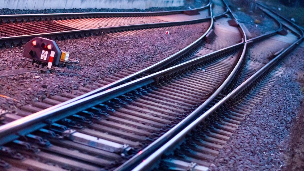 Auch die Bahn kann Opfer von Sabotage werden. (Symbolbild) Foto: Julian Stratenschulte/dpa