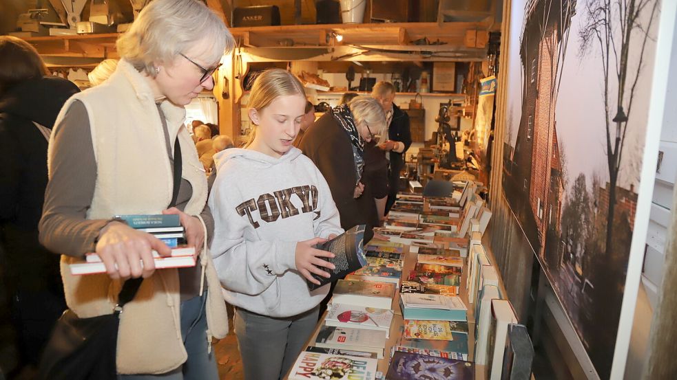Rund 150 Besucher kamen zum Bücherflohmarkt nach Scharrel. Foto: Hans Passmann