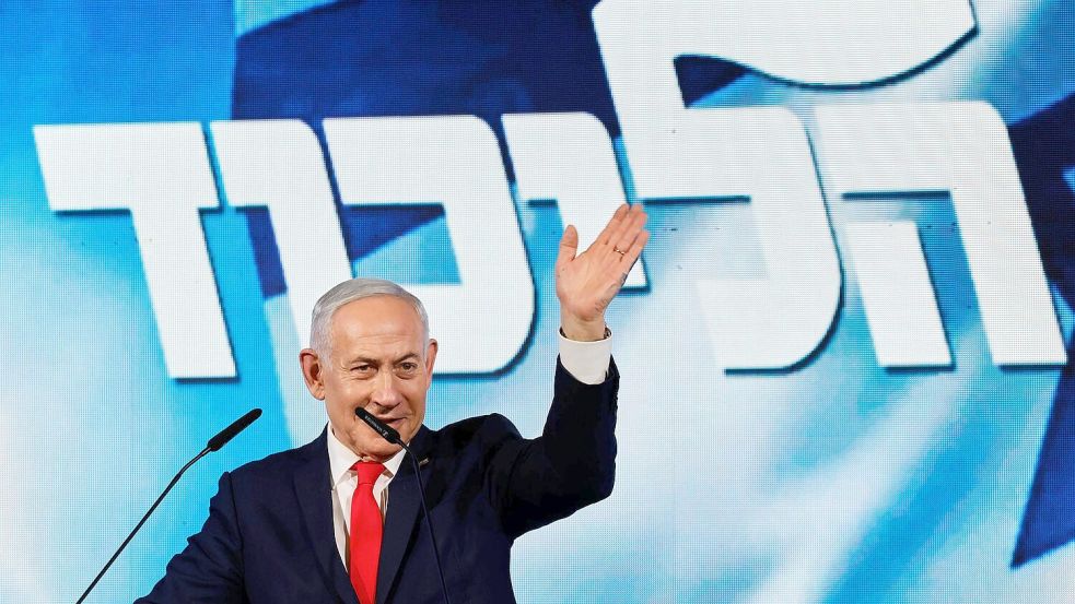 Israels Regierungschef Benjamin Netanjahu gibt sich trotz eines knappen Wahlausgangs siegesgewiss.  Foto: Olivier Fitoussi/dpa
