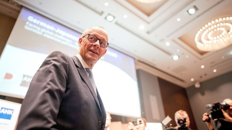 Während Merz in Asien unterwegs ist, gewinnt in Deutschland die Debatte über die Steinmeier-Nachfolge an Fahrt.  Foto: Kay Nietfeld/dpa