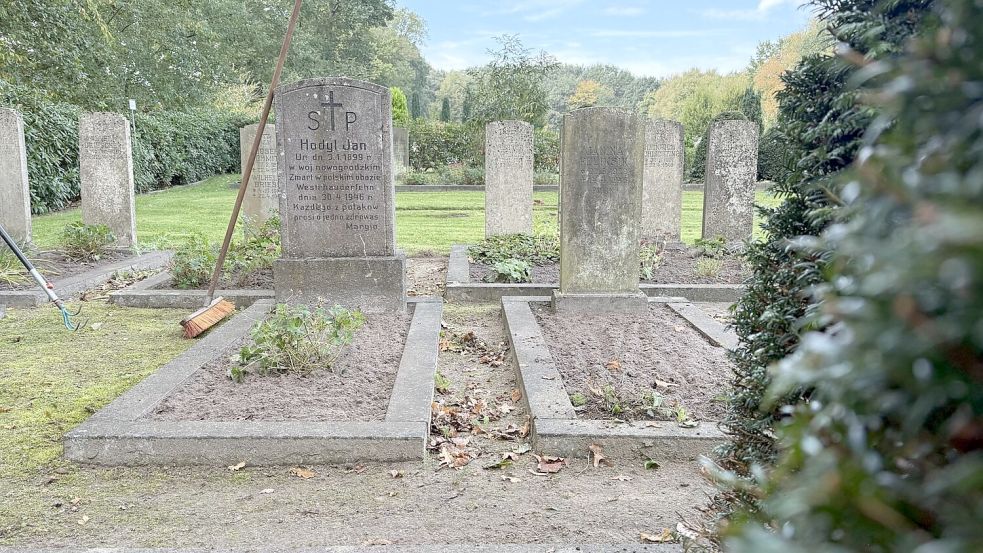 Ehrenamtliche der Gruppe „Moimoakers“ pflegen auf dem Friedhof in Langholt auch die Kriegsgräberstätte und erhalten sie in würdigem Zustand. Foto: Kirchengemeinde