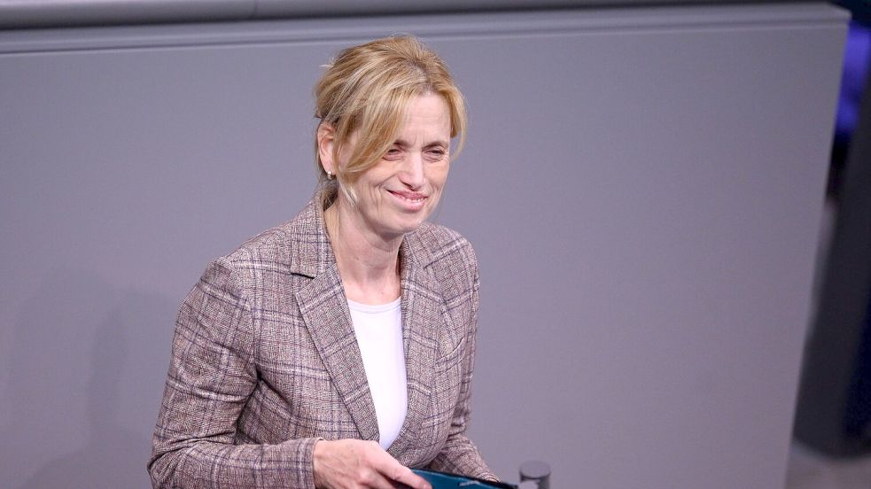 Bundesfamilienministerin Karin Prien gibt Entwarnung: Beim Elterngeld soll es nicht zu den bisher diskutierten Kürzungen kommen. (Archivbild) Foto: Celine Frohnapfel/dpa