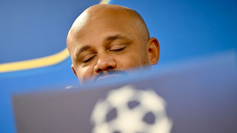 Auszeit vom Fußball-Alltag: Bayern-Trainer Vincent Kompany muss sich nach seinem Zusammenbruch erst mal erholen. (Archivbild) Foto: Peter Kneffel/dpa